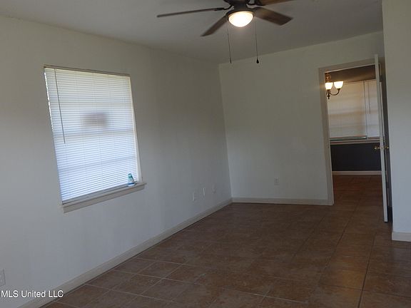4th image of 107 Holly Cir