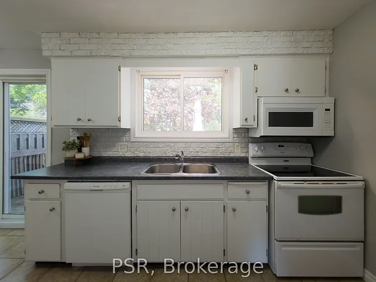 11 Elmsdale Dr — Photo 7