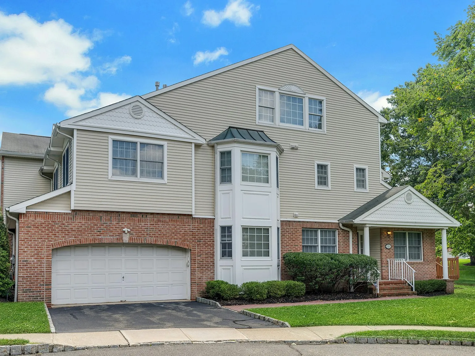 3 bed, 2.5 bath, 3200 sqft, $5,300 — Photo 1