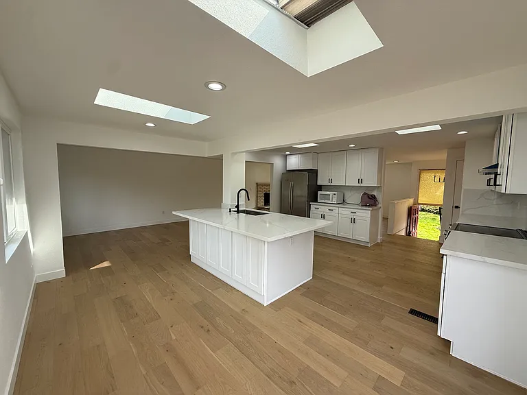 6822 NE 165th St — Photo 3