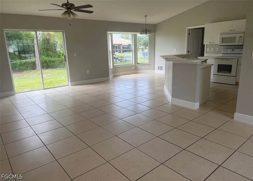 3 bed, 2.0 bath, 1407 sqft, $1,700 — Photo 2