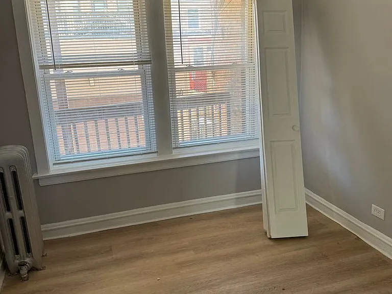 SPACIOUS 2 BEDROOM APARTMENTS AVAILABLE — Photo 11