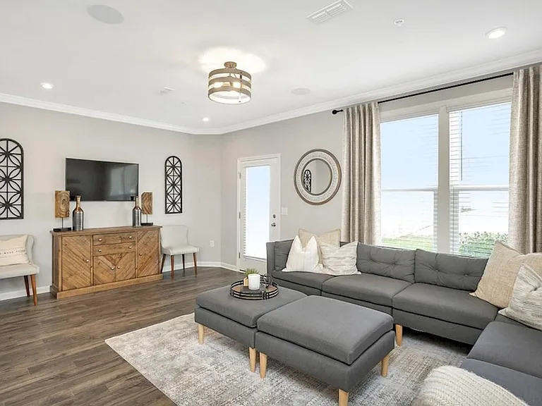 111 Brighton Ln — Photo 3