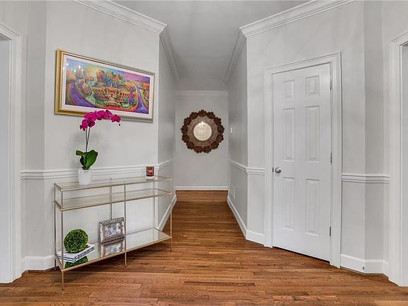 3rd image of 705 Glengary Way NE