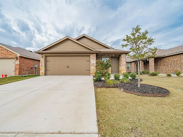 807 Sunrise Ln — Photo 1