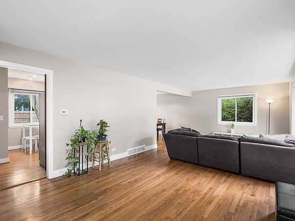 4th image of 1119 Country Ln