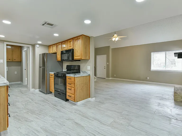 1141 Royal Crest Dr — Photo 17