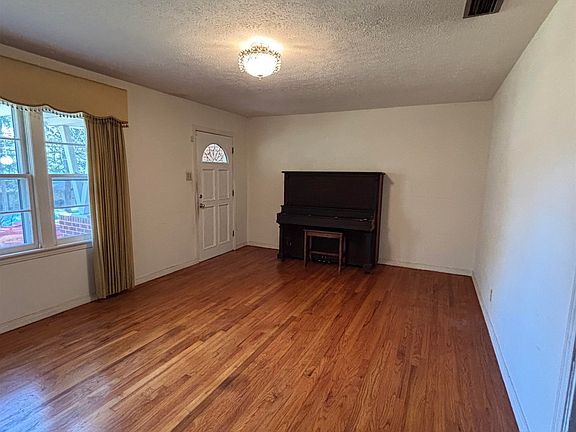 5th image of 836 Pine St