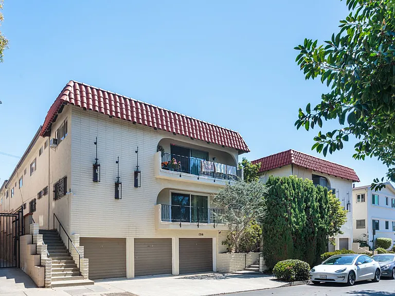 1324 Barry Ave #8 — Photo 4