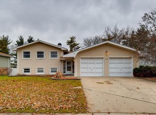 1420 Edgefield Ln, Hoffman Estates, IL 60169