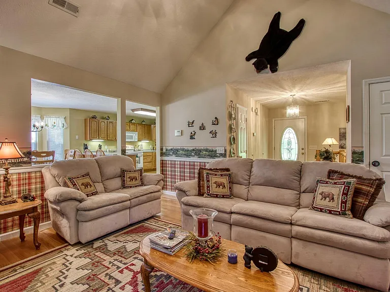 2913 Barnes Dr — Photo 3