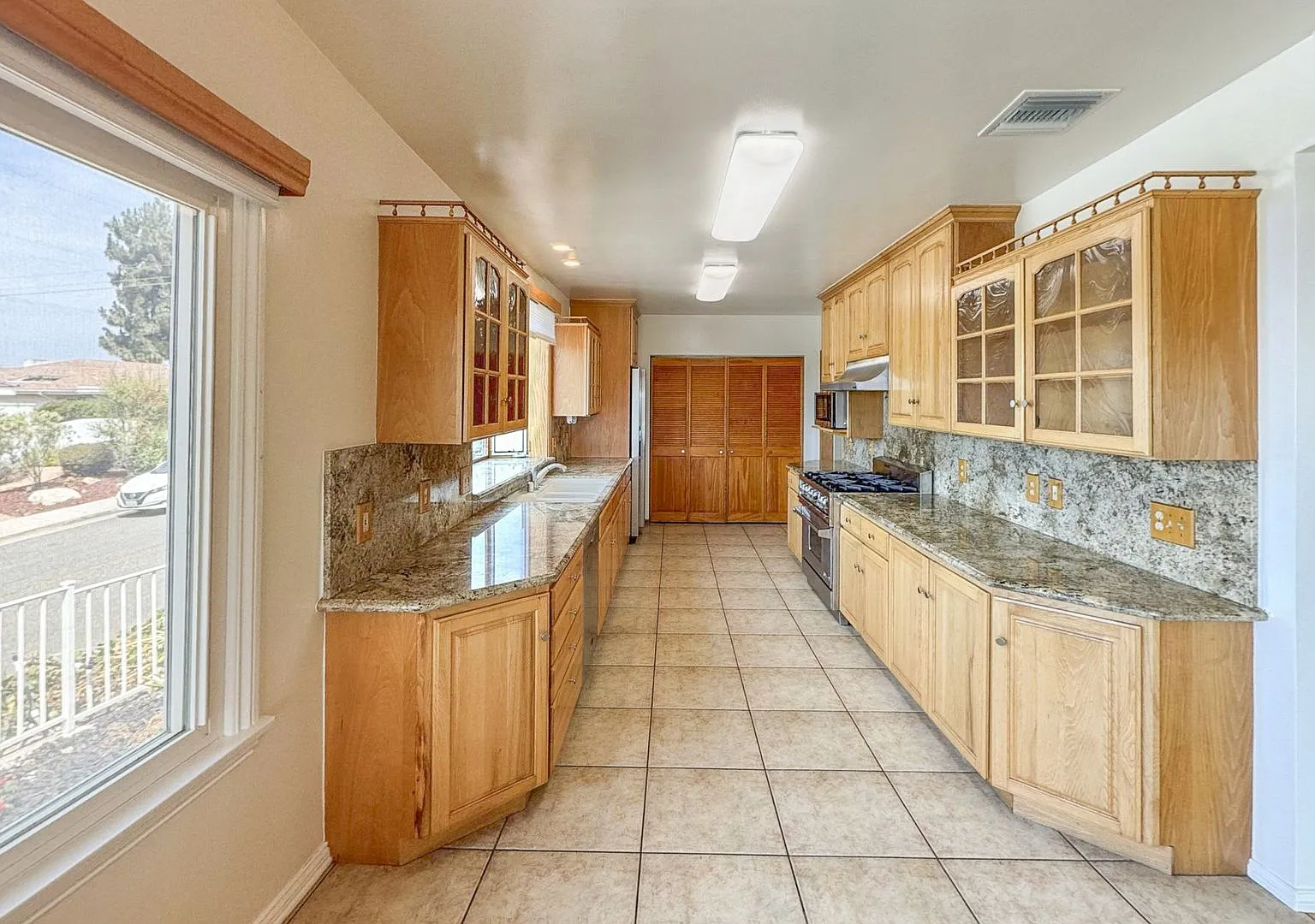 Charming 3-Bedroom Home with City Views & Large Yard in Culver City — Photo 2