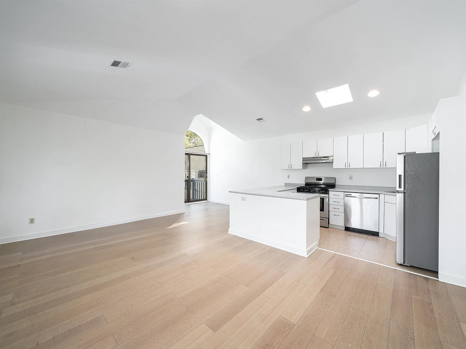 2 bed, 2.0 bath, 1050 sqft, $3,000 — Photo 2