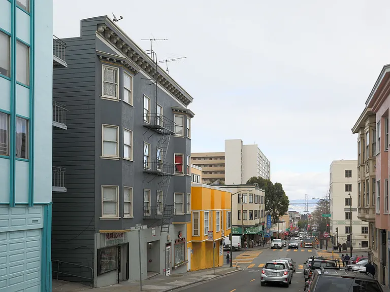 916 Pacific Ave — Photo 2