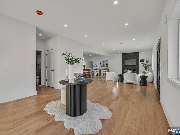 5th image of 206 Columbia Street