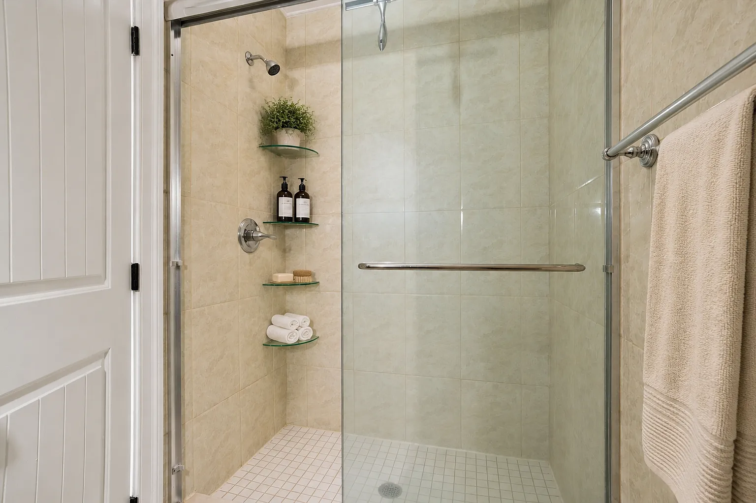 1 bed, 700 sqft, $1,800 — Photo 3