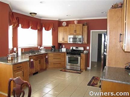 Large Kitchen w/Granite Tops