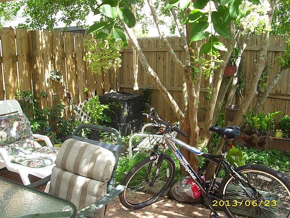 garden patio w. locked gate