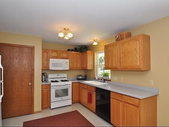 4th image of W62N826 Arbor Dr
