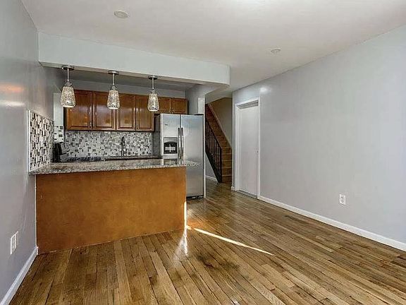 3rd image of 701 Glenmore Ave #1