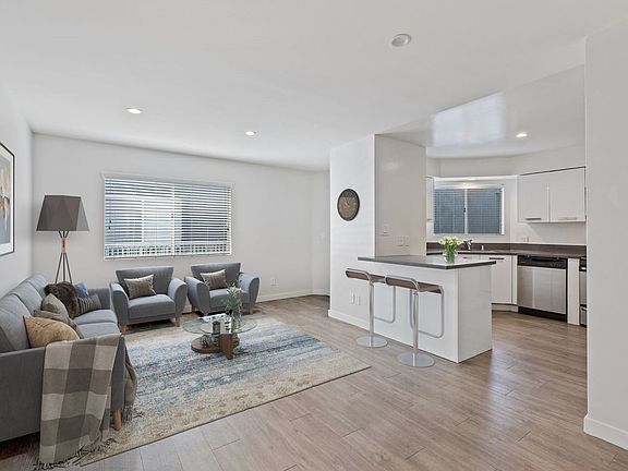 3rd image of 810 Crenshaw Blvd APT 11