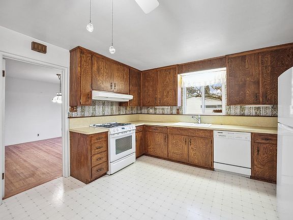 3rd image of 208 Adrian Way