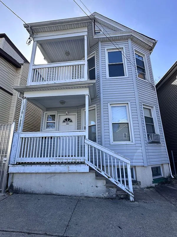 8 bed, 2.0 bath, 1299 sqft, $2,400 — Photo 1