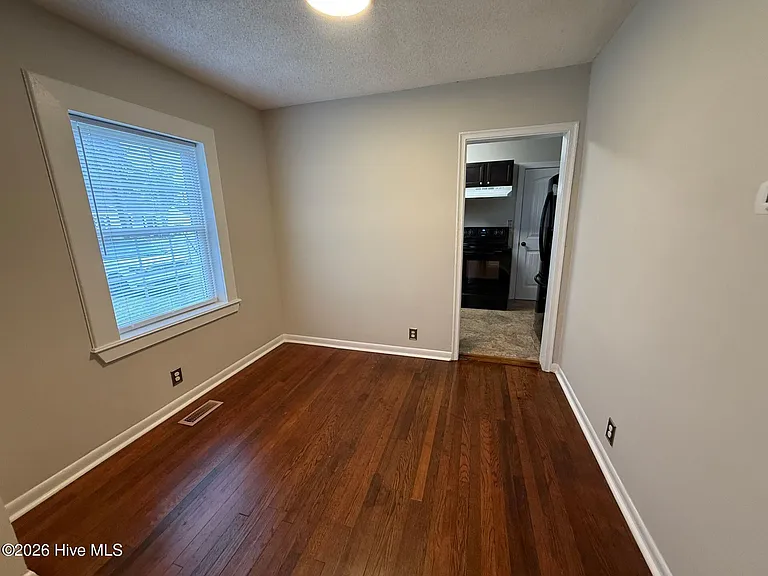 206 Queens Rd — Photo 6