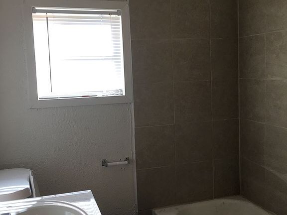 4th image of 2321 Franklin St APT 3