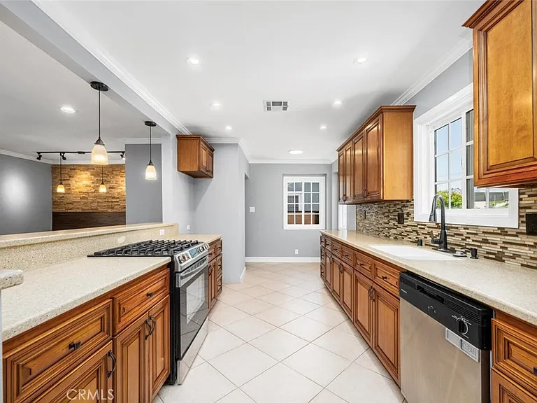 5818 Woodruff Ave — Photo 2