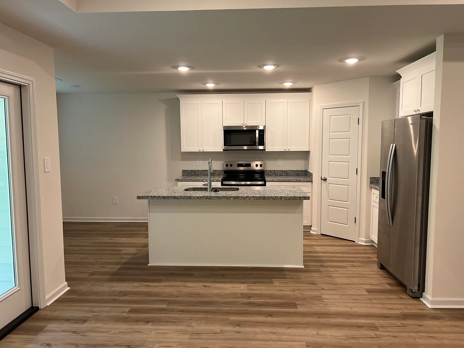 3 bed, 1380 sqft, $2,300 — Photo 3