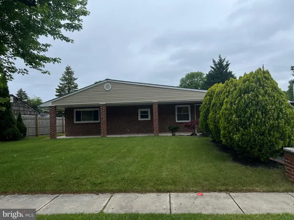 61 Yellowood Dr, Levittown, PA 19057