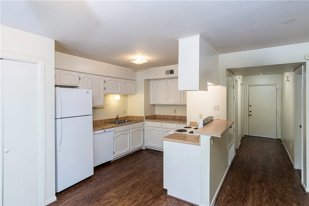 Building Photo - 811 Yegua St #3