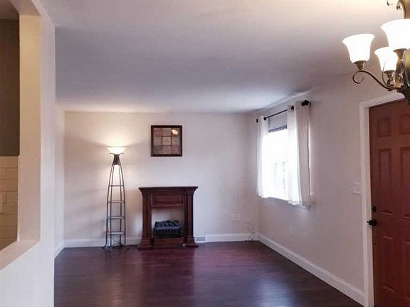 3rd image of 32 Russell Dr