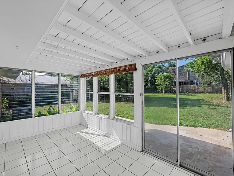 2409 Devonshire Dr — Photo 2