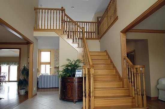 Open 2 Story Foyer w/Tray Clg-All Hardwood Flrs!