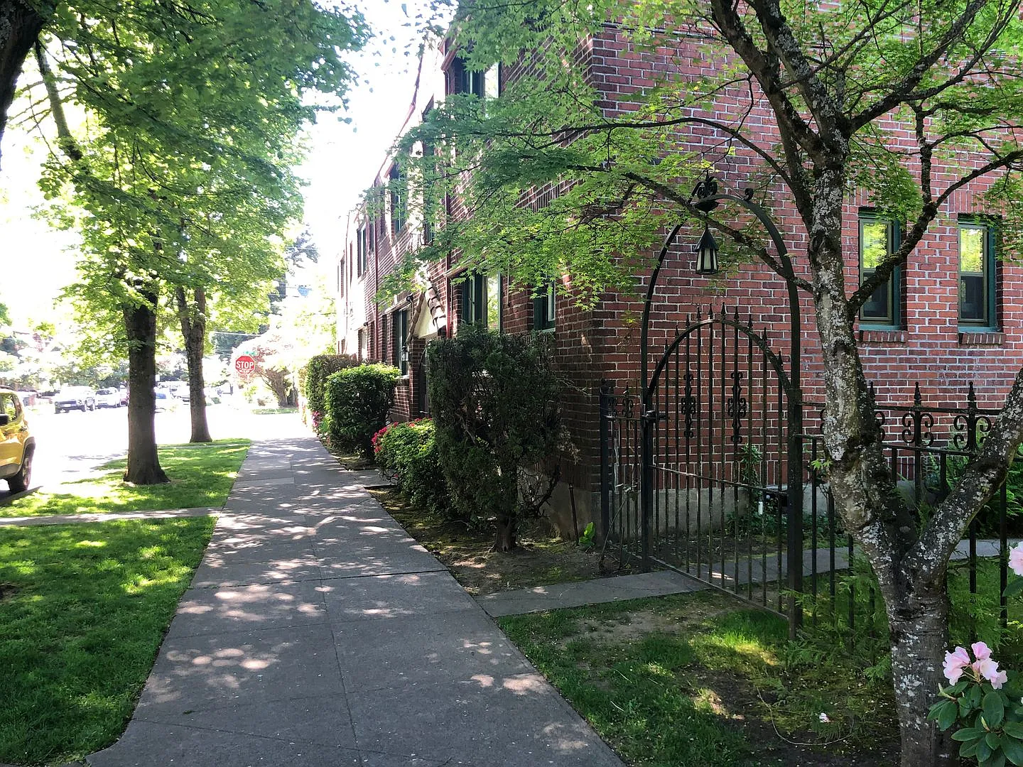 Large Vintage 1 Bedroom off of Belmont — Photo 4