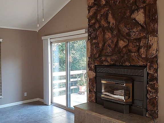 5th image of 302 Forest Ct