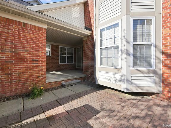4th image of 20660 Bishop Dr