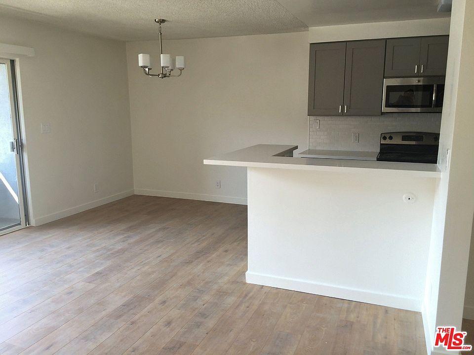 1st image of 642 W Knoll Dr APT 101