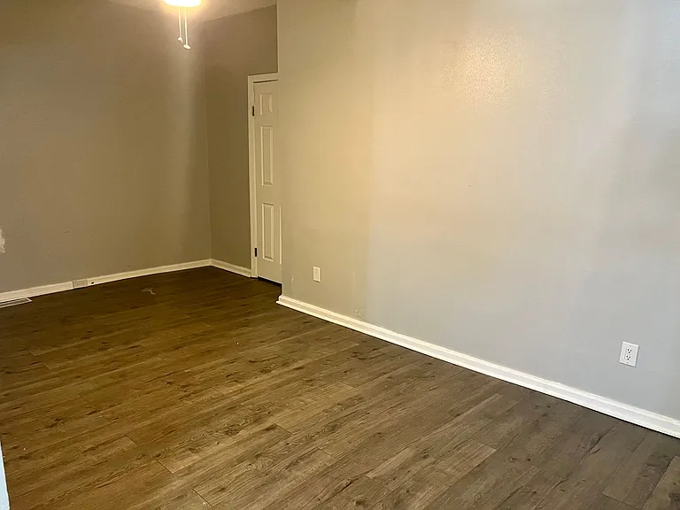 7529 Roslyn St — Photo 5