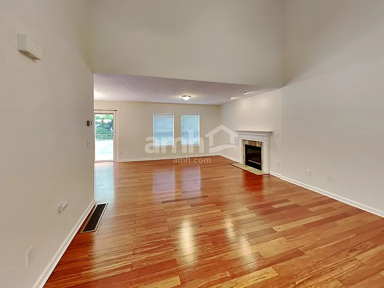 640 Norfolk Sq S — Photo 6