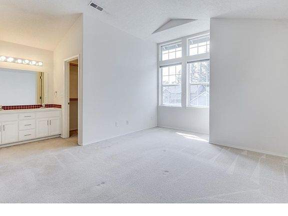 4th image of 627 SW 29th Cir