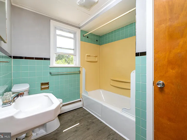 224 Henry St — Photo 6