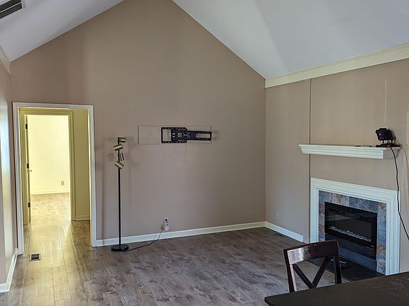 4th image of 7605 New La Grange Rd