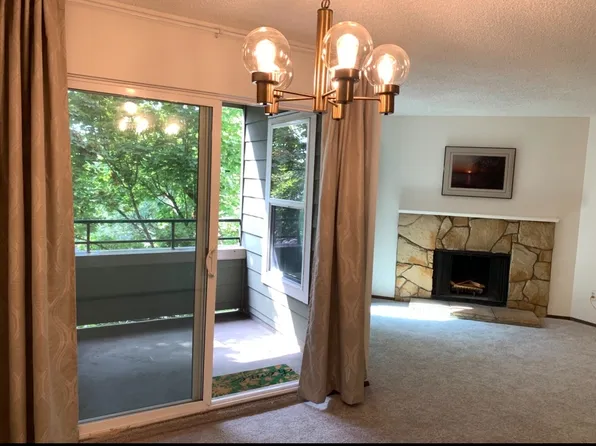 3233 NE 12th St APT 205, Renton, WA 98056