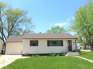 960 Lakeview Ave, Windom, MN 56101