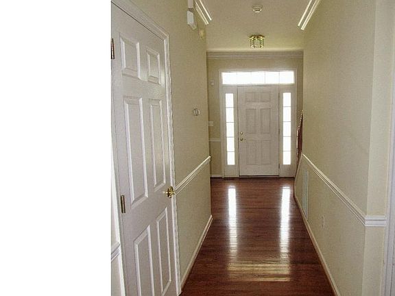5th image of 8 E Green Ln