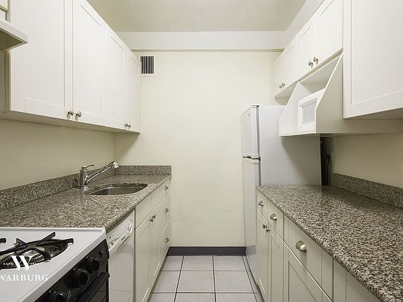 4th image of 302 Lexington Ave #3C