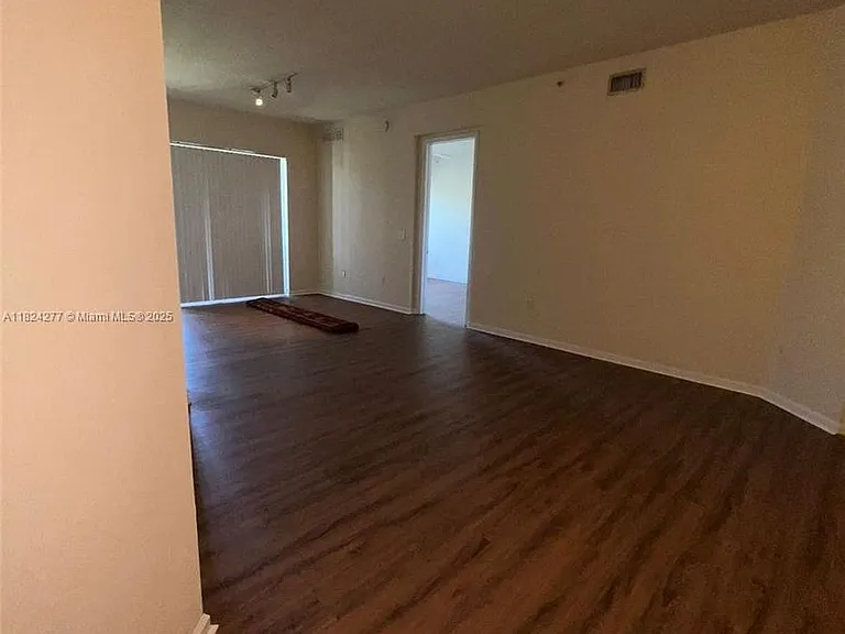 3500 Oaks Clubhouse Dr #207 — Photo 5